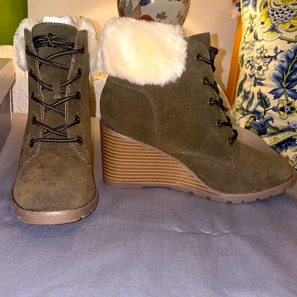 New Directions Olive, wedge ankle boot booties. Sz 6.5 NIB - Picture 5 of 11